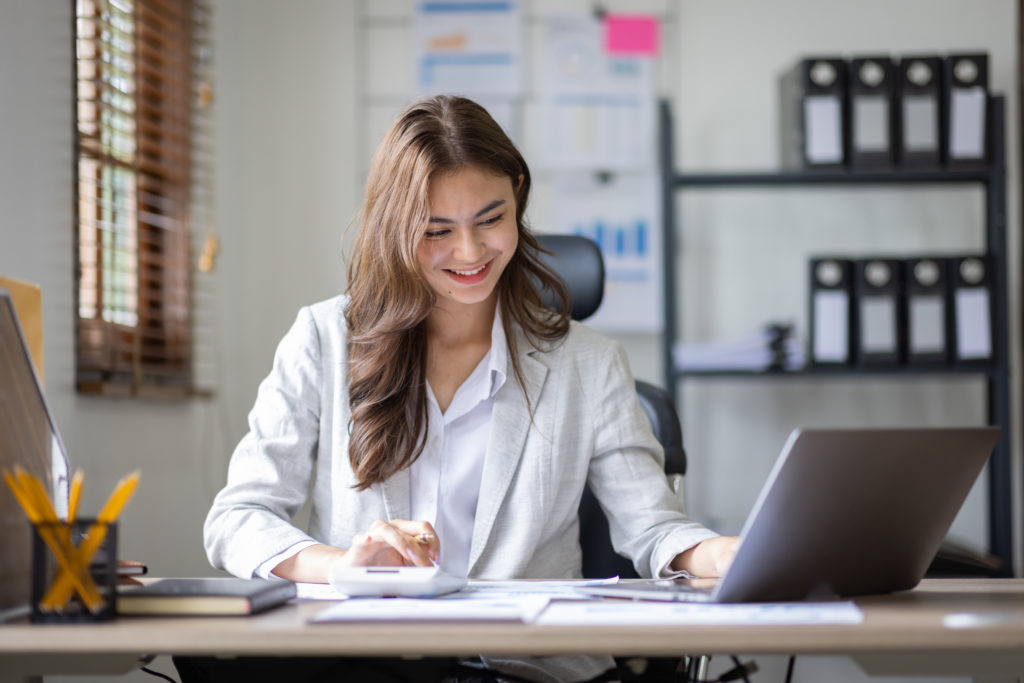 Asian Business Woman Using Calculator And Laptop F 2023 03 15 21 51 33 Utc - A2 Consultores | Consultoria em São Paulo